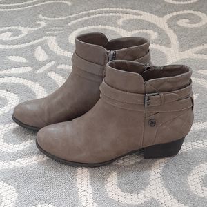 LIZ CLAIBORNE taupe ankle zip buckle boots. SIZE 8.